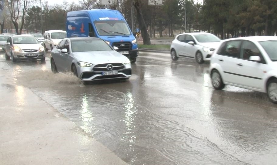 Ankara’da yağış hayatı felç etti