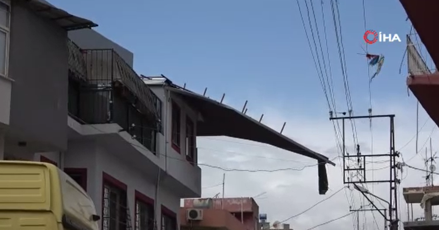 Aşırı rüzgar iki katlı evin çatısını yerinden söktü