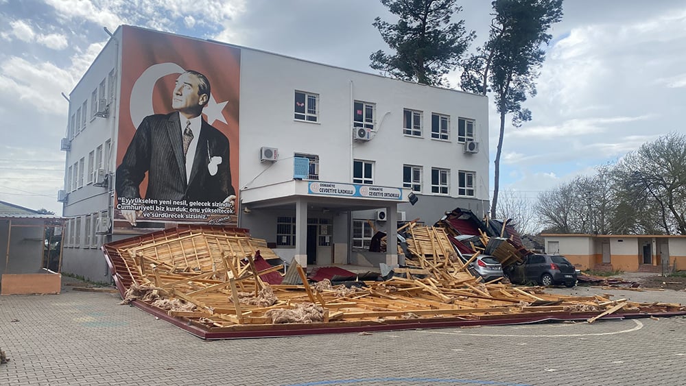 Osmaniye'de fırtına: okul çatısı uçtu, 2 otomobil hasar gördü