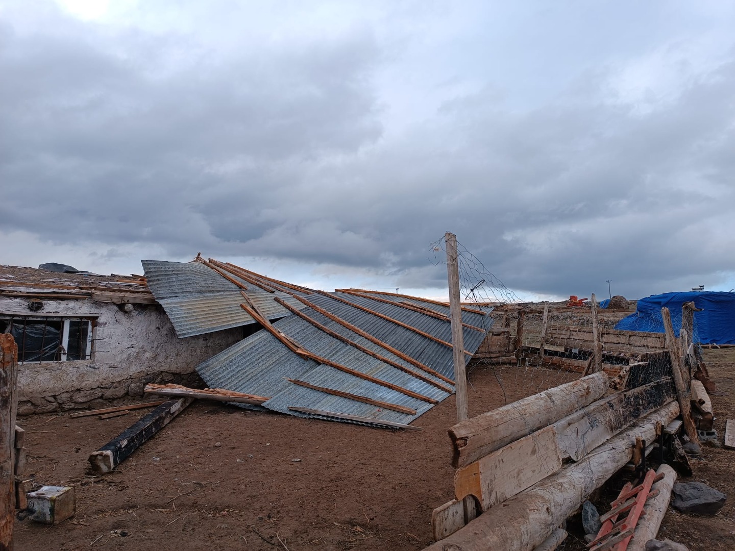 Ardahan'da rüzgar çatıları uçurdu