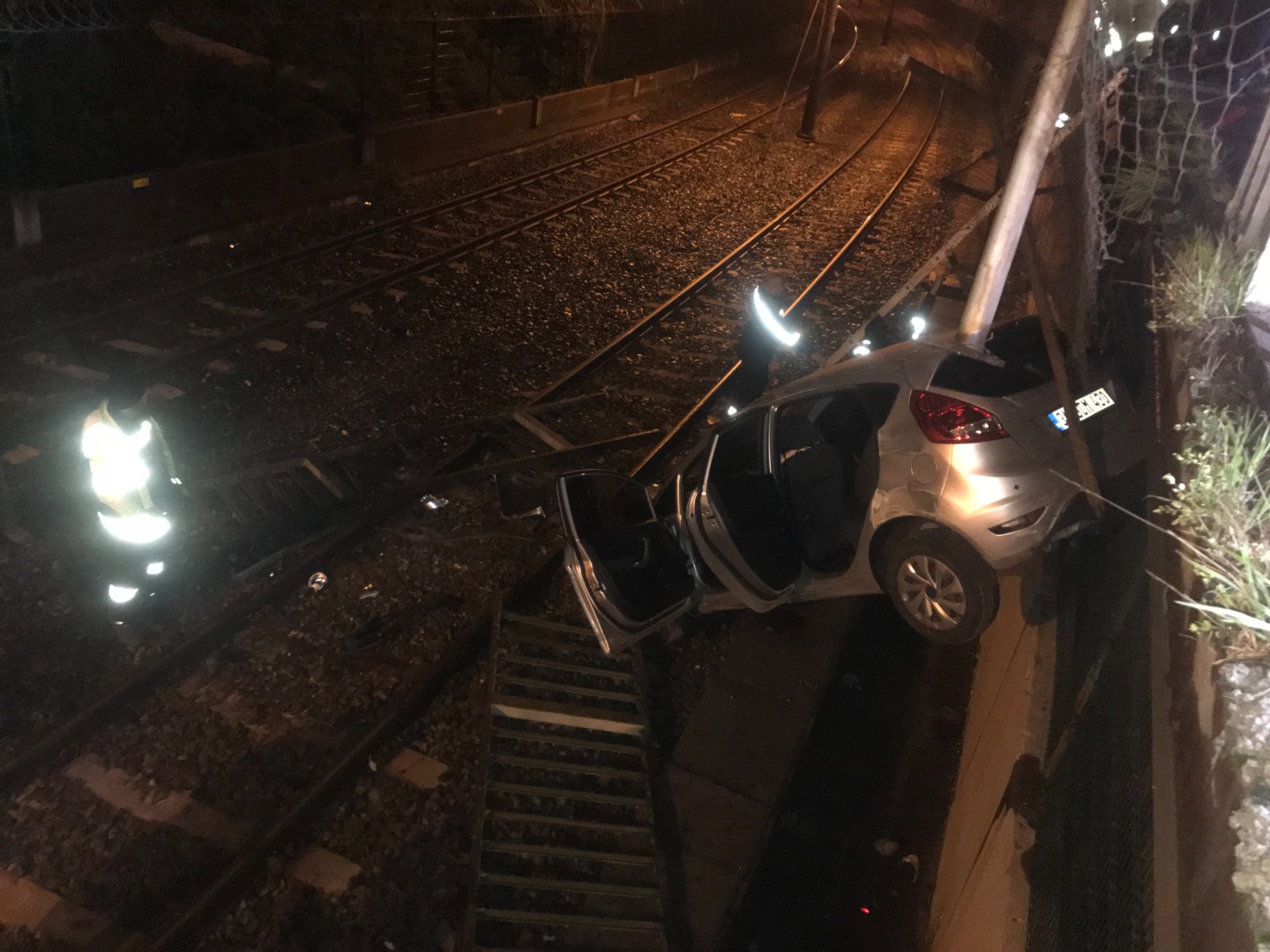Bakırköy’de kontrolden çıkan araç metro yoluna uçtu: 2 yaralı