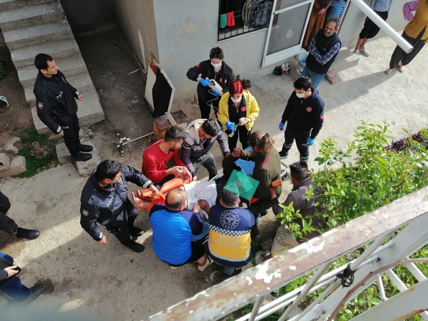 Evde çıkan yangında mahsur kalan yaşlı kadın kurtarıldı