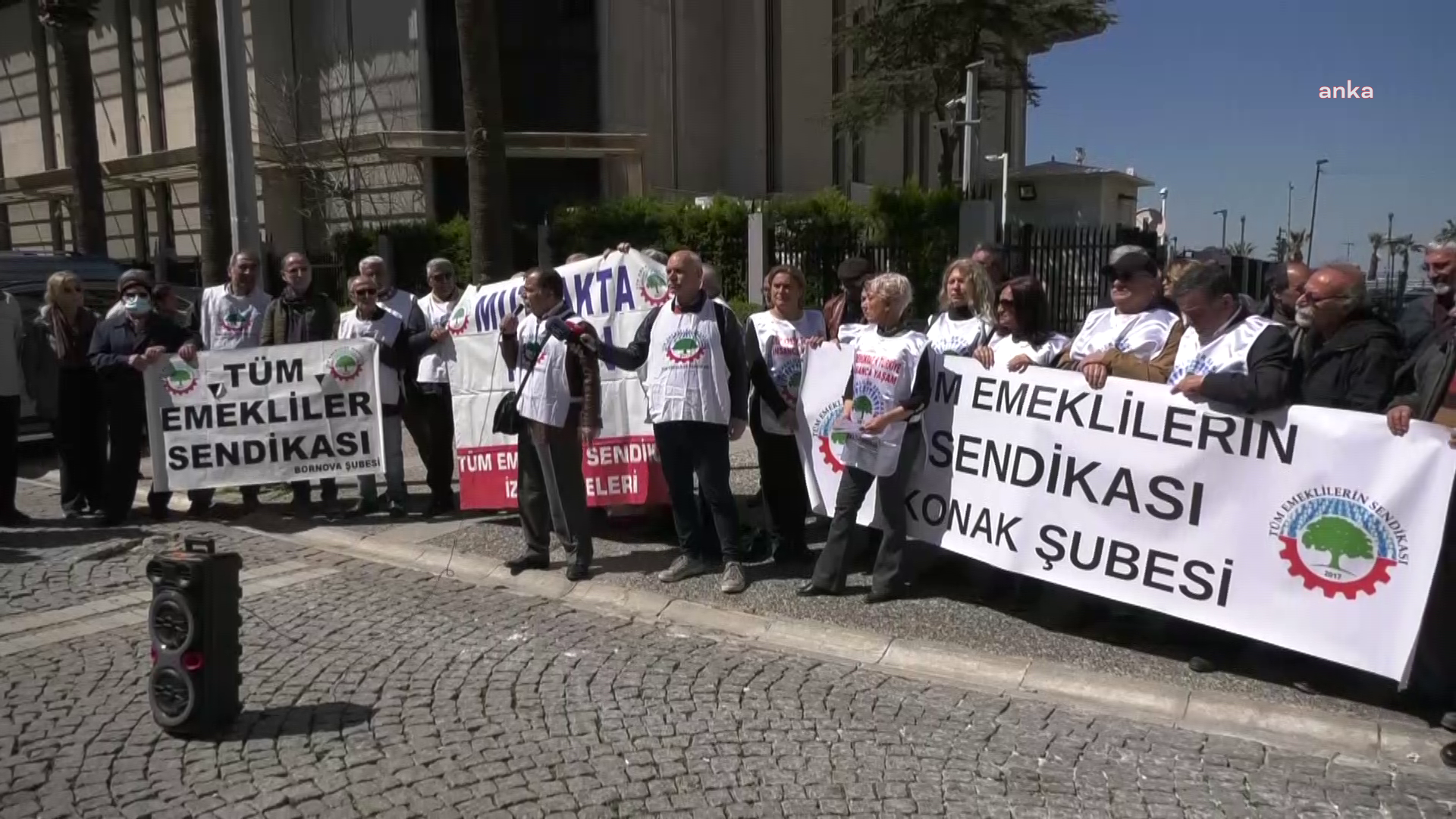 İzmir’de emekliler 7 bin 500 liranın üstündeki emekli maaşlarında artış yapılmamasına tepki gösterdi