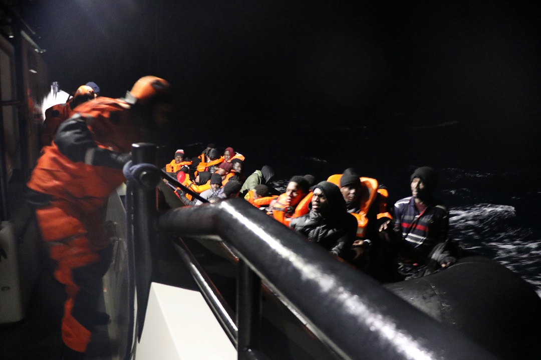 Çanakkale açıklarında 40 göçmen kurtarıldı