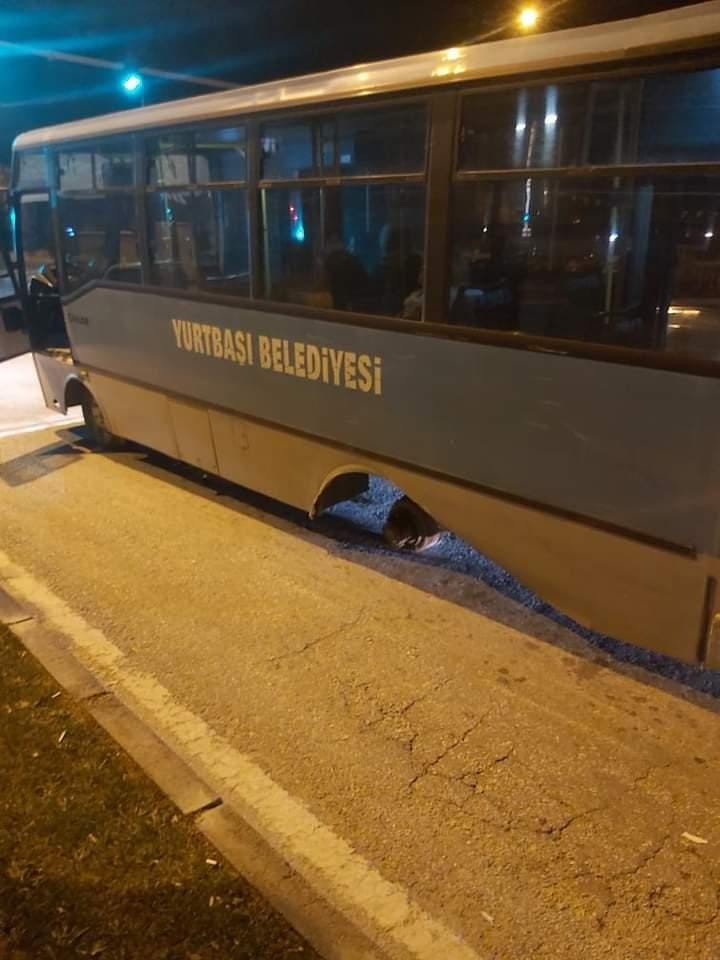 Yolcu dolu otobüsün arka tekeri fırladı