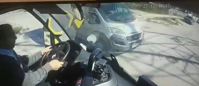 Halk otobüsünün kazası araç kamerasında 