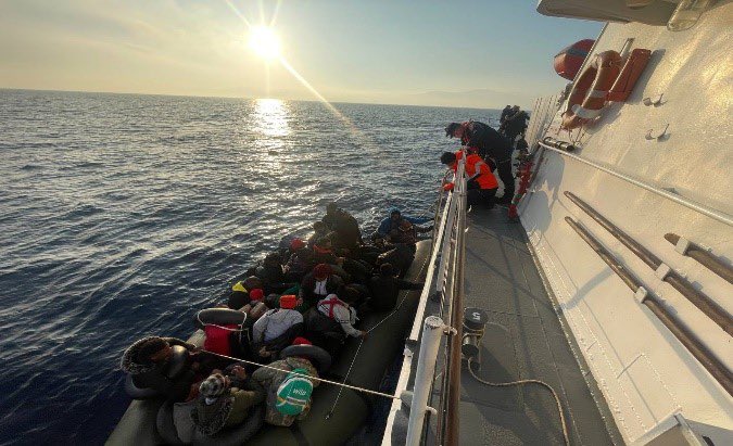 Yunanistan Türk karasularına itti. 24 sığınmacı kurtarıldı, 41 sığınmacı yakalandı