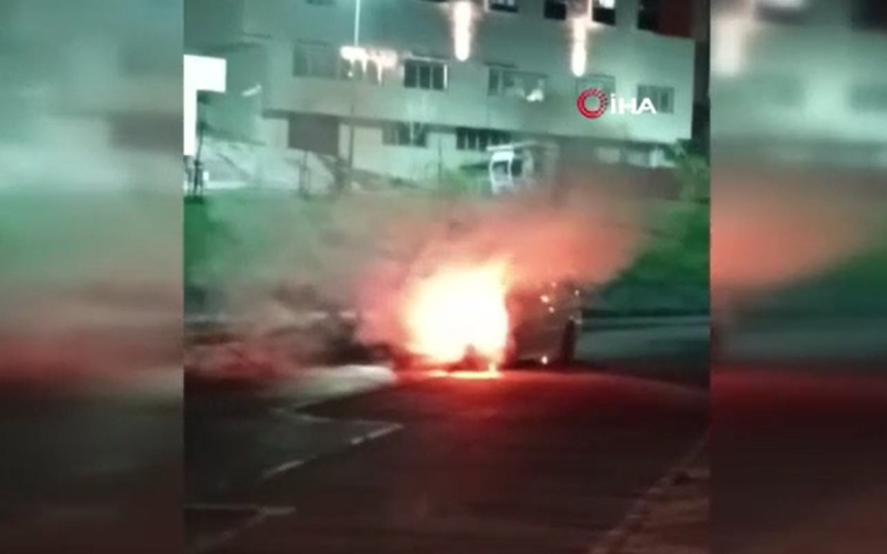 Arnavutköy’de araç alev alev yandı