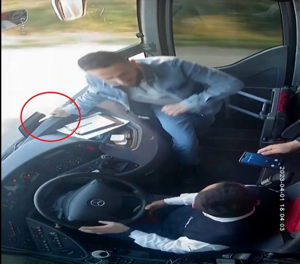 Yolcu otobüsünde kaptanı bıçakla rehin alıp aracı kaçırdı