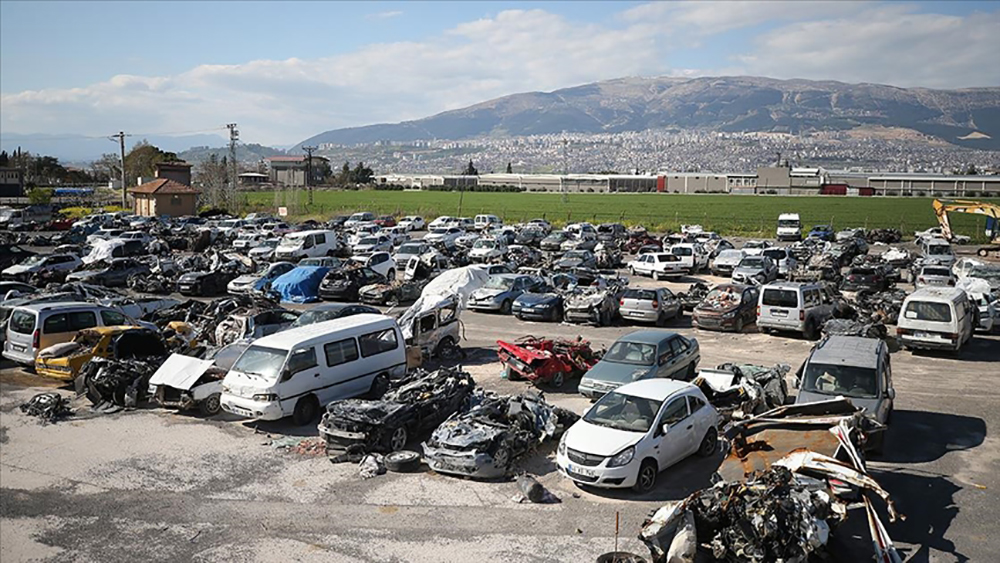 Depremde zarar gören 1396 araç otoparka çekildi