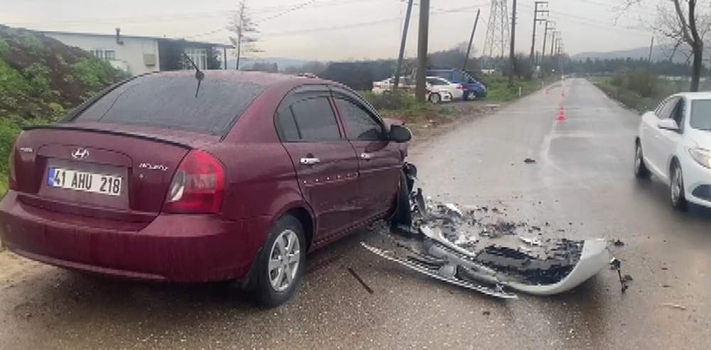 Gebze'de iki otomobil kafa kafaya çarpıştı: 7 yaralı
