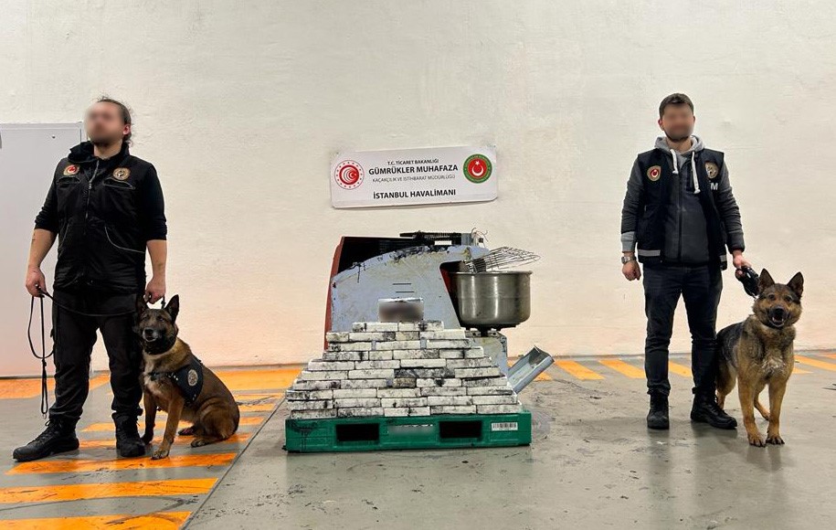 Brezilya'dan gelen hamur karma makinesinden 42 kilo kokain çıktı