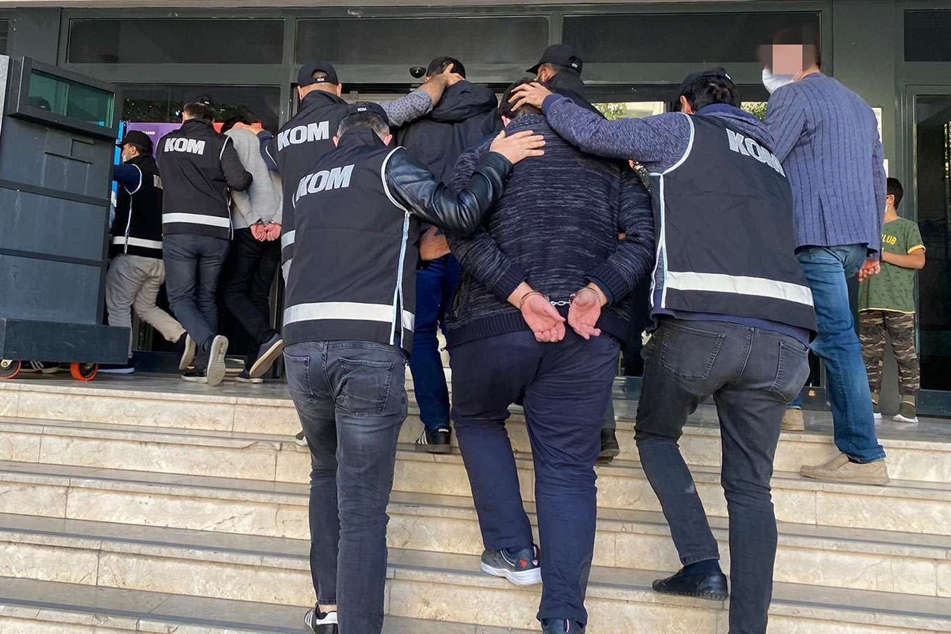 İstanbul'da terör operasyonu: 9 kişi gözaltına alındı