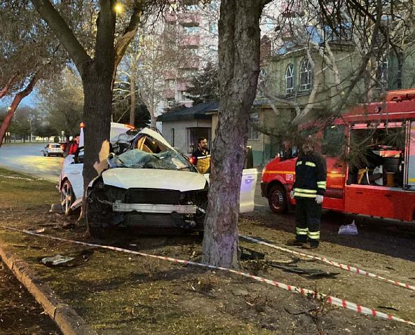 Refüjdeki ağaca çarpan otomobildeki anne öldü, 2 çocuğu ile eşi yaralandı