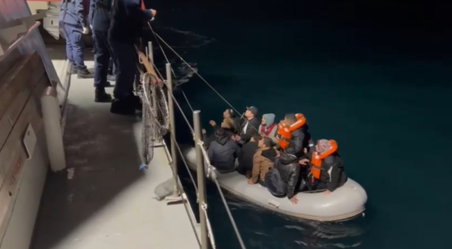 Motoru arızalanan bottaki düzensiz göçmenler kurtarıldı