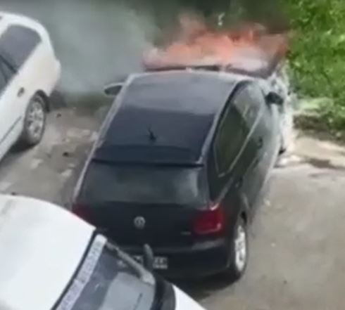 Otomobil durup dururken yanmaya başladı