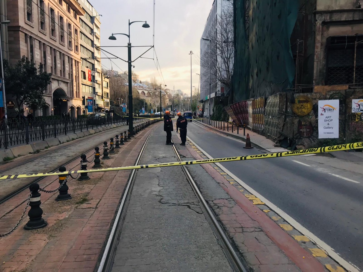 Metruk bina çöktü tramvay seferleri durdu