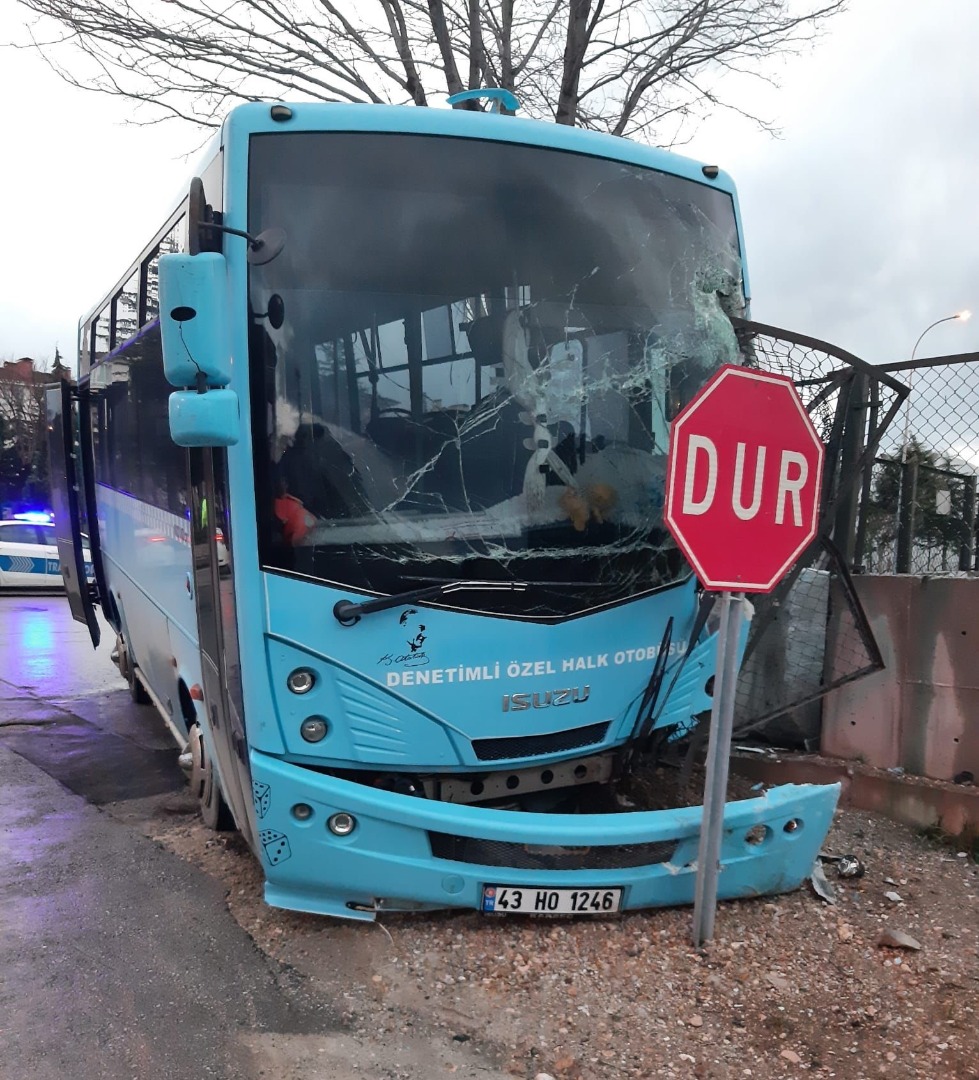Kütahya'da halk otobüsü ile otomobil çarpıştı: 1 yaralı