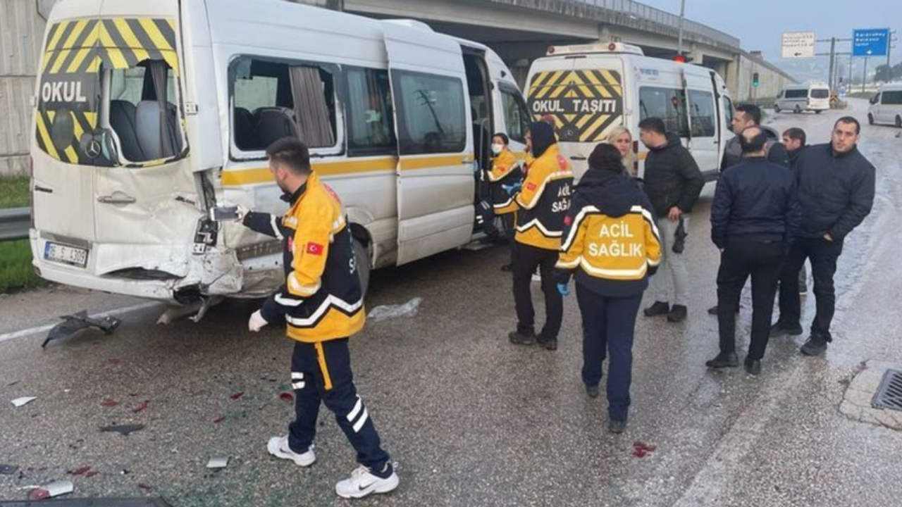 Bursa'da servis kazası. 3 araç birbirine girdi