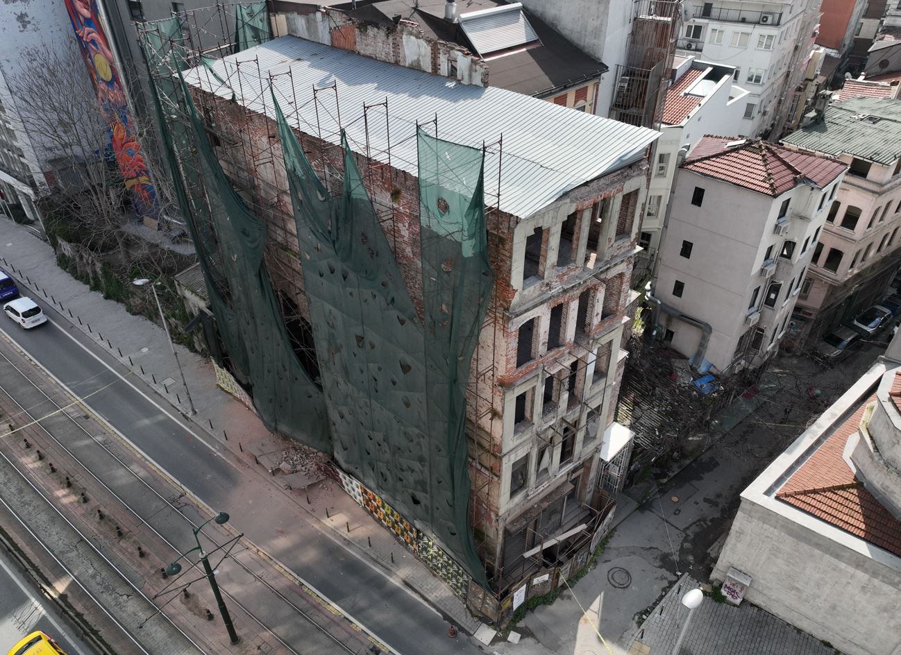 Beyoğlu'nda metruk binanın çökme riski: Çevrede güvenlik önlemi alındı