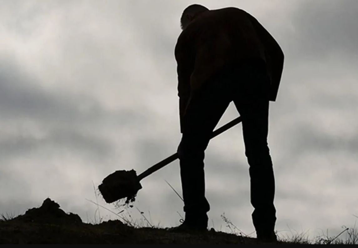 Akılalmaz olay! Diri diri mezara gömülen kadın, 10 saat sonra kurtarıldı