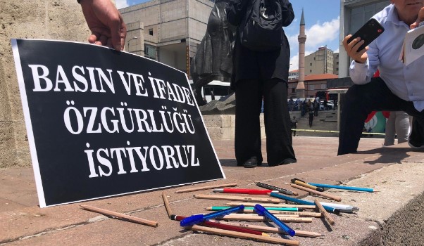 Meclis'in son gününde AKP'nin 'basın özgürlüğü' karnesi sıralandı 
