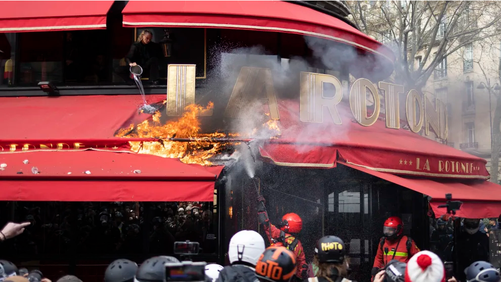 Göstericiler Macron’un favori restoranını ateşe verdiler