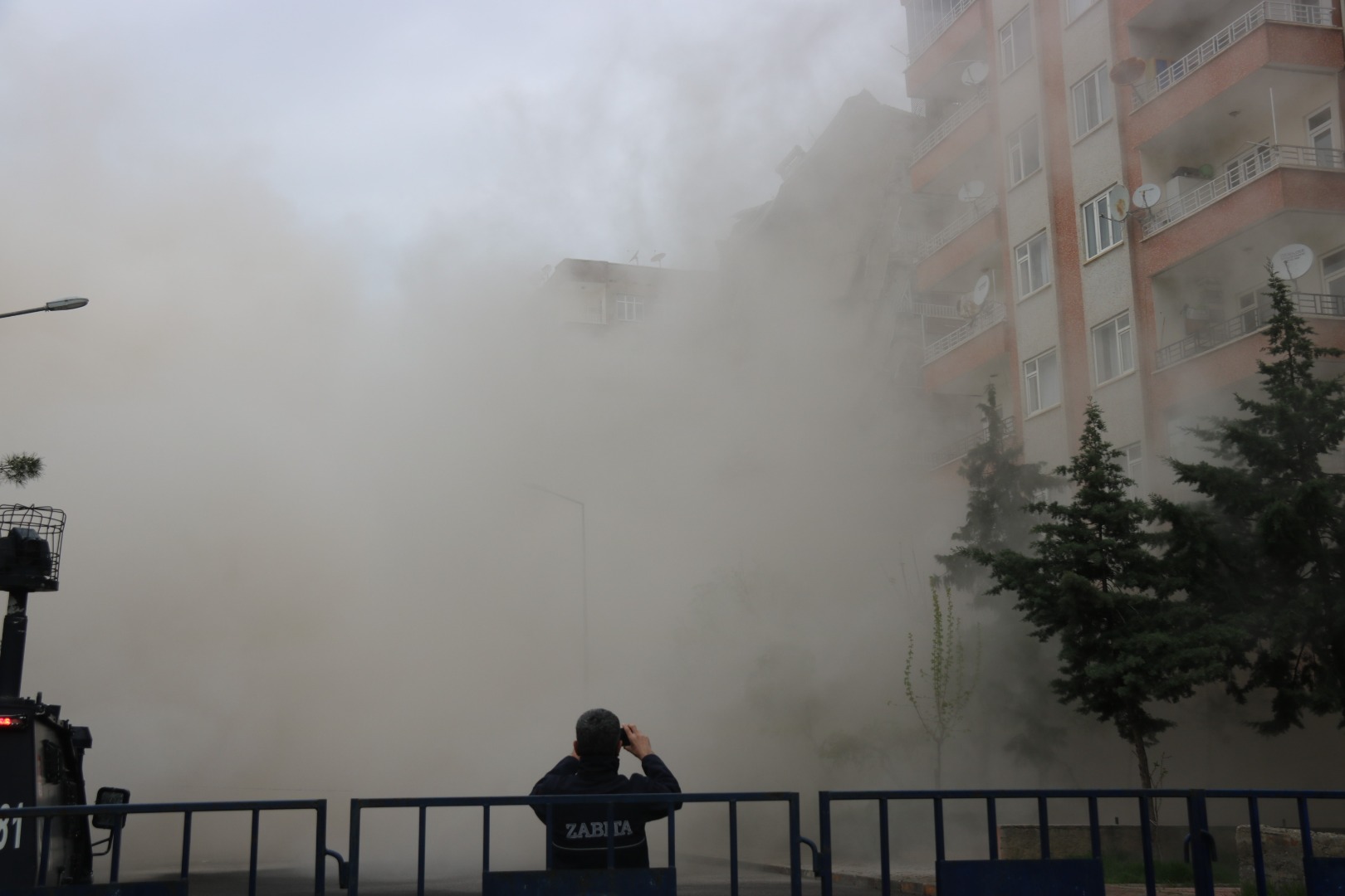 Diyarbakır’da ağır hasarlı bina çöktü 