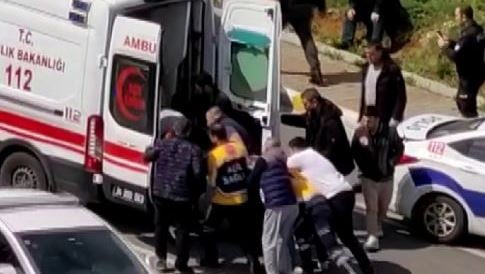 İstanbul'da otomobile silahlı saldırı. Ölü ve yaralı var