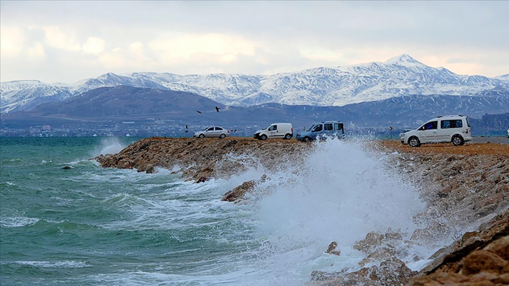 Doğu Anadolu'da kuvvetli rüzgar ve fırtına uyarısı