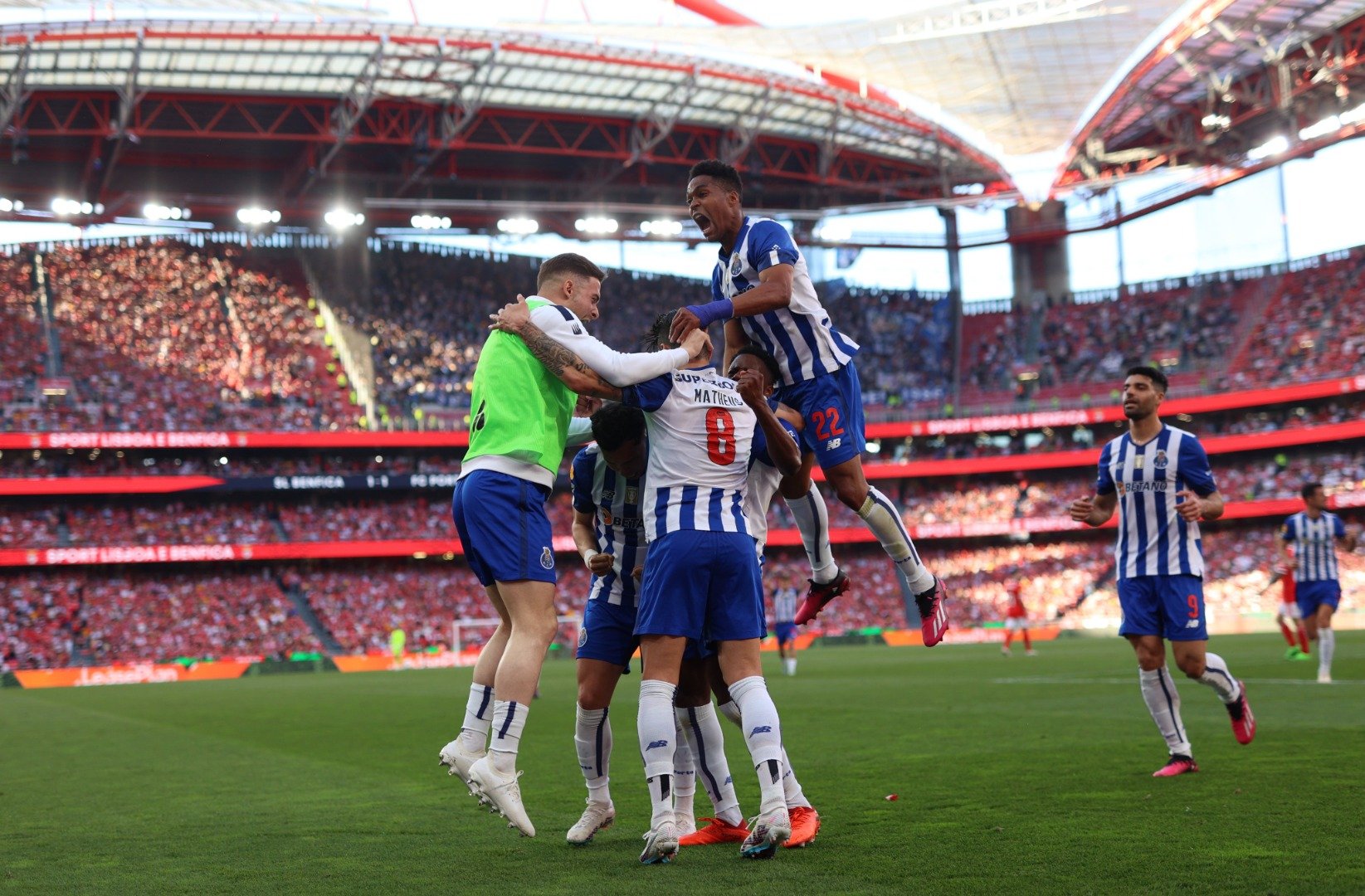 Porto Benfica'nın 12 maçlık serisine son verdi