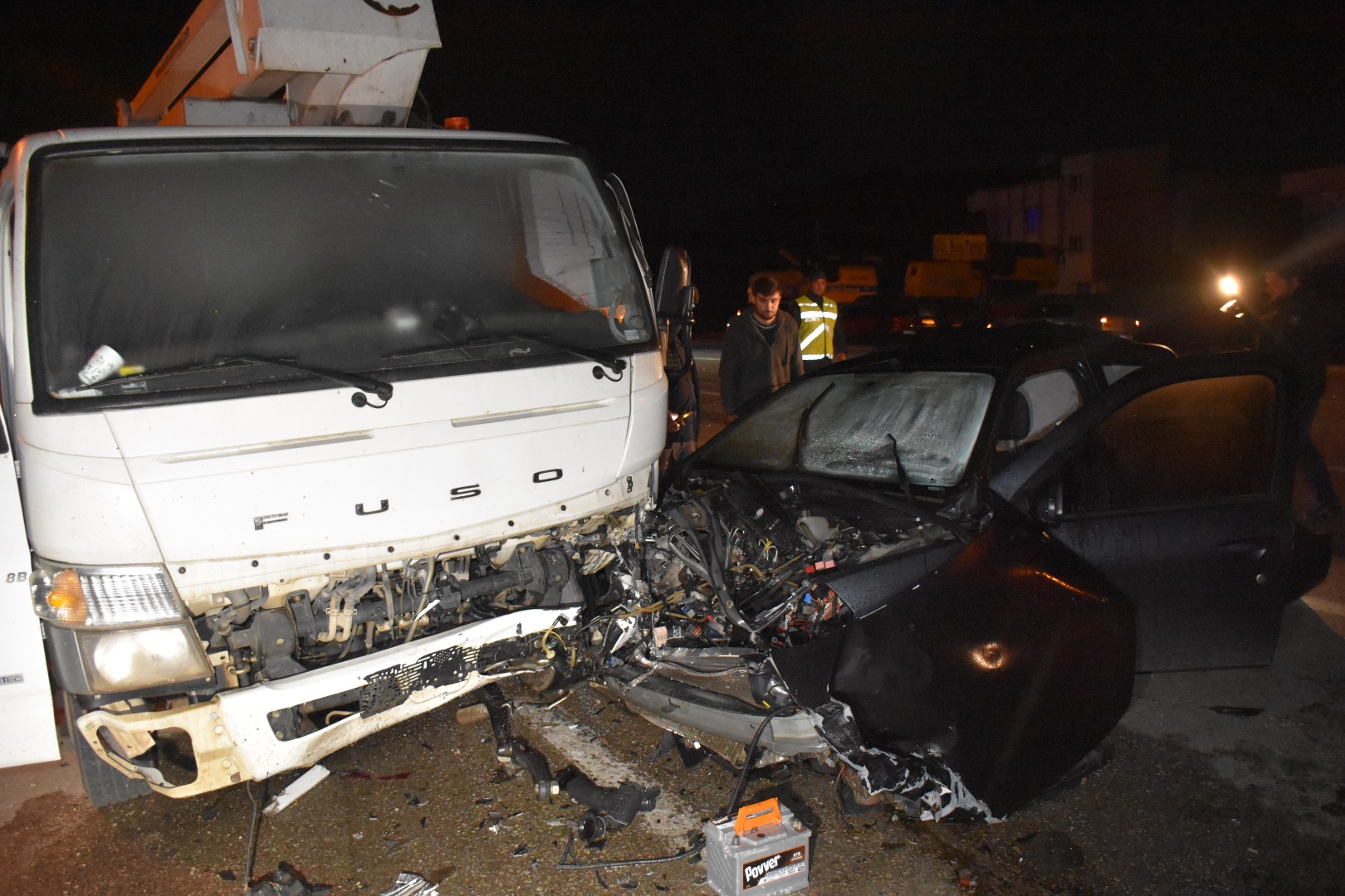Orta şeritte duran araç kazaya sebep oldu: 2 kişi yaşamını yitirdi