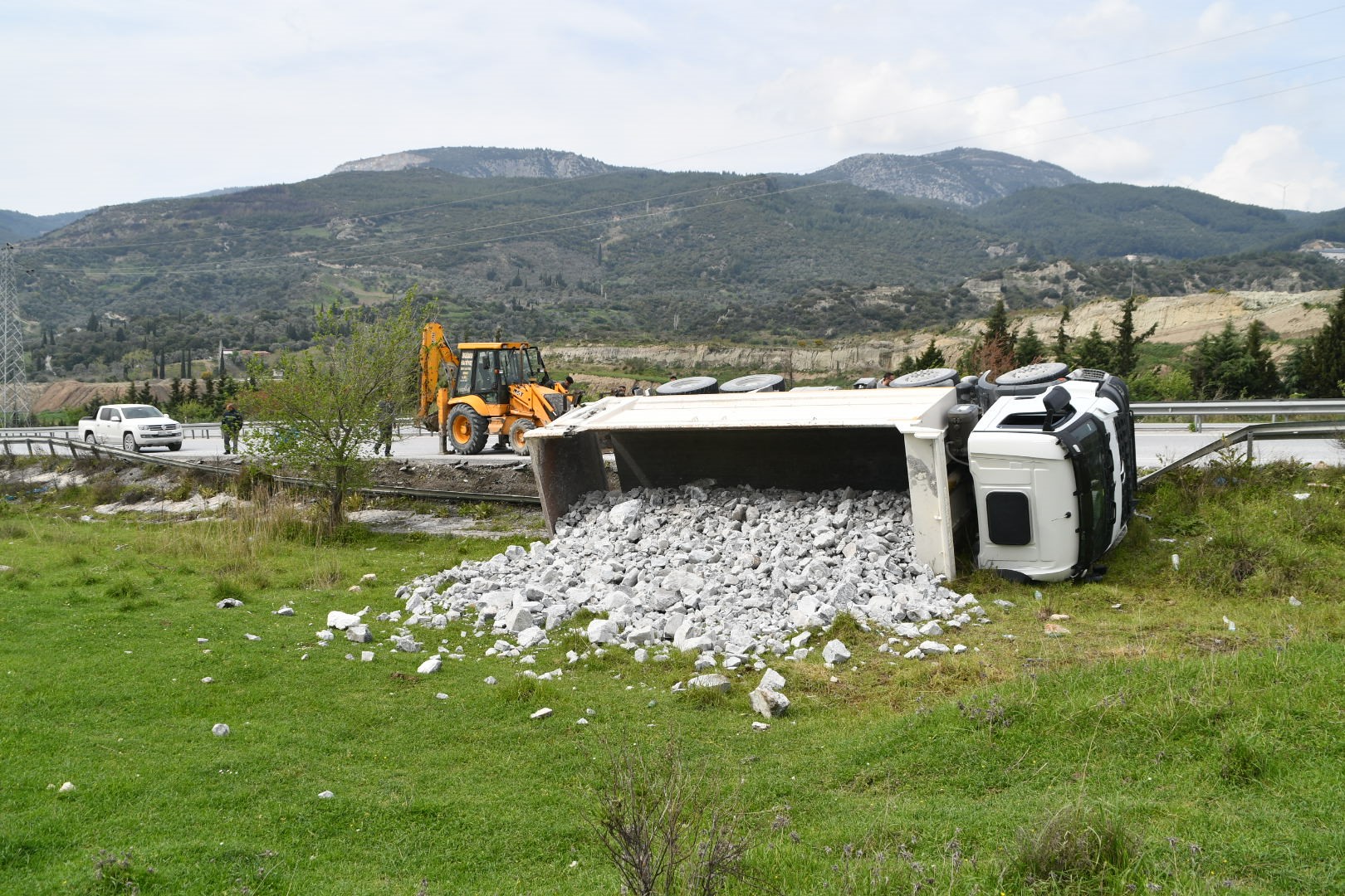 Aydın'da taş yüklü kamyon devrildi