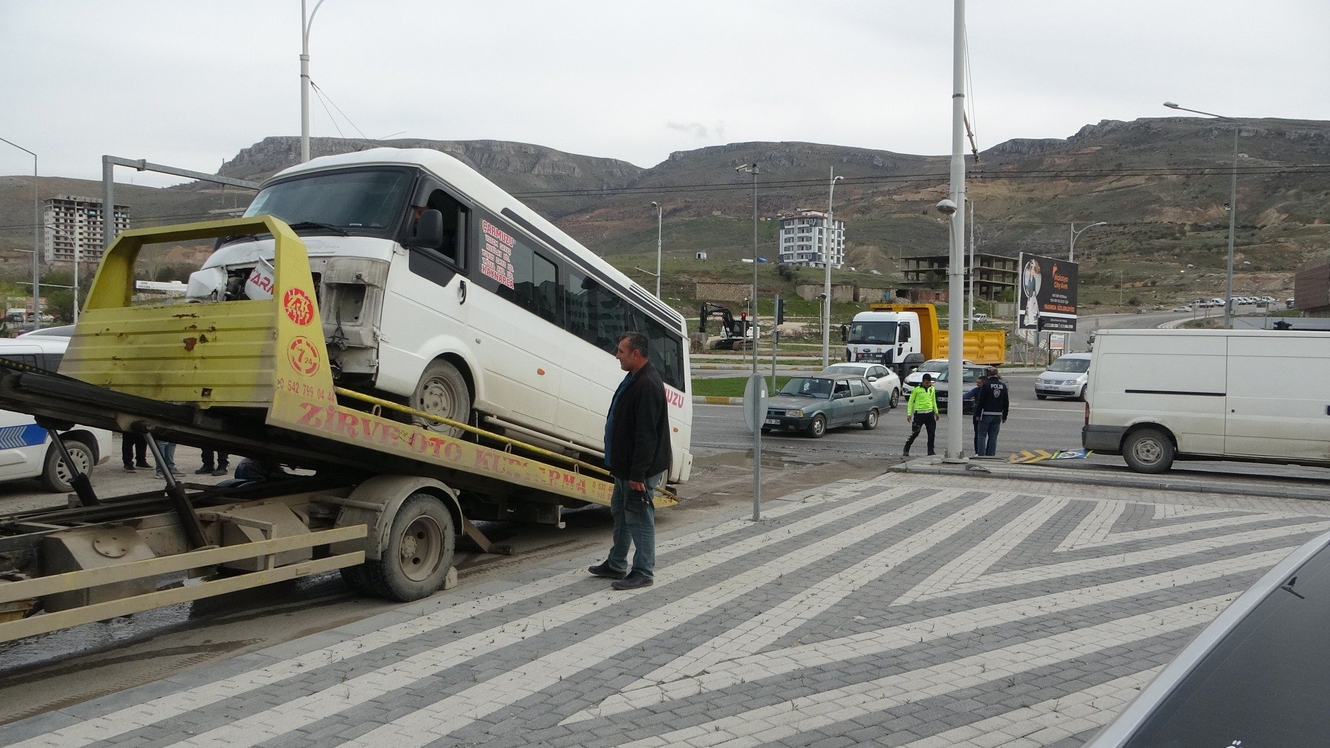 İki minibüs çarpıştı