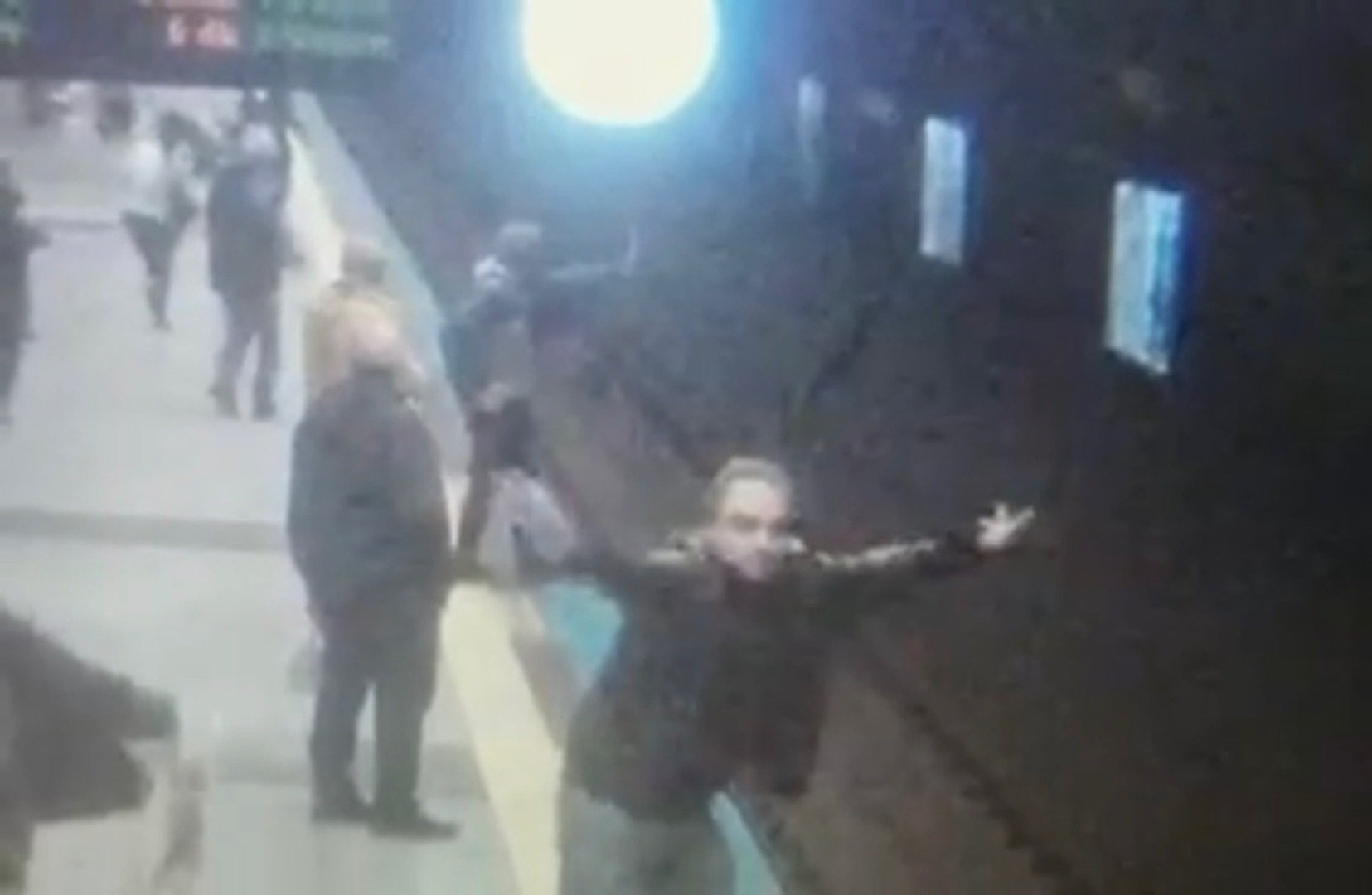 Maltepe’de Genç kız metronun önüne atladı. Görenler dehşete düştü