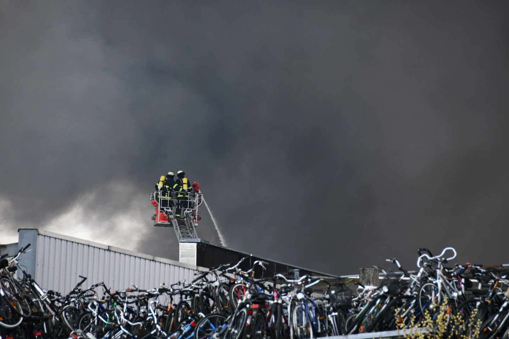 Depolama tesislerinde yangın: 140 kişi tahliye edildi
