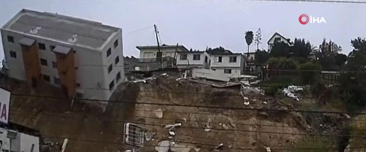 Aşırı yağışların ardından 3 katlı bina yıkıldı