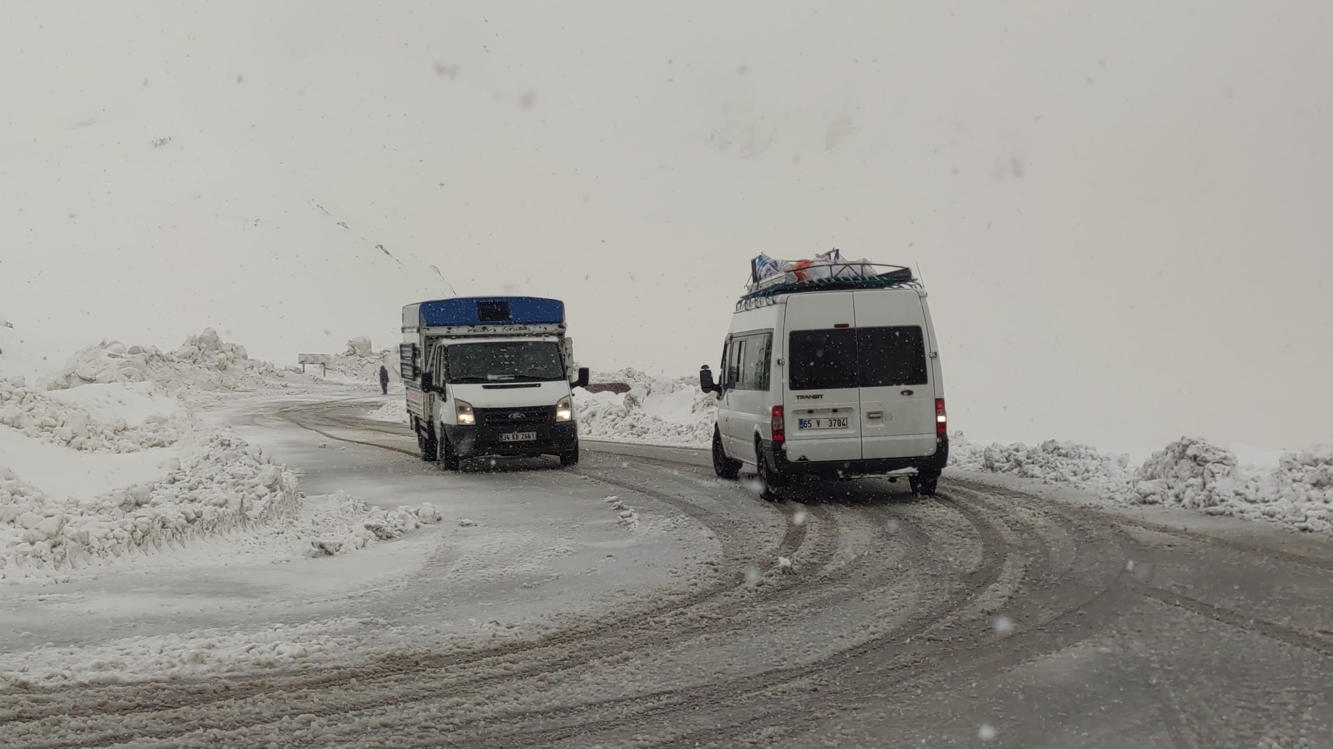 Yoğun kar yağışı yolları kapadı, araçlar yolda kaldı