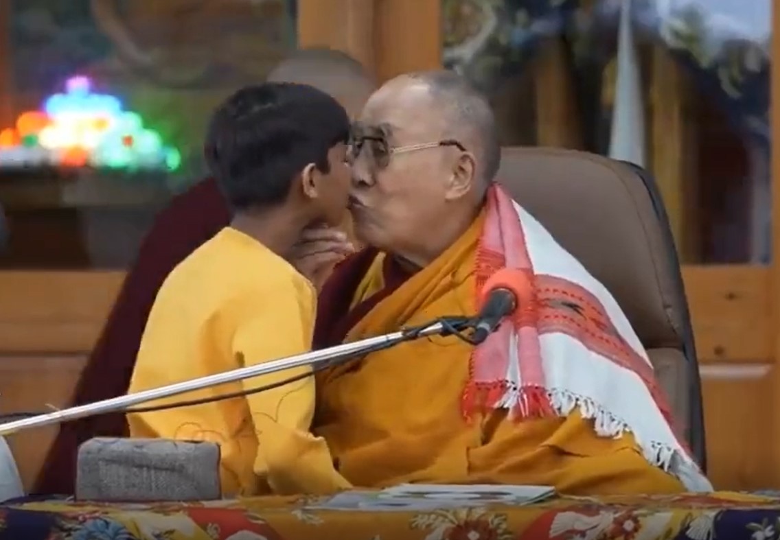 Çocuktan 'dilini emmesini' isteyen Dalai Lama özür diledi. İşte skandal görüntüler