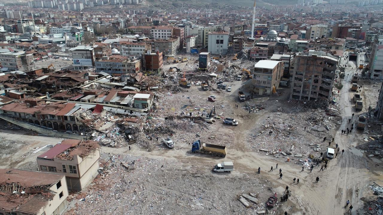 Malatya'da ağır hasar gören 5 katlı bina çöktü