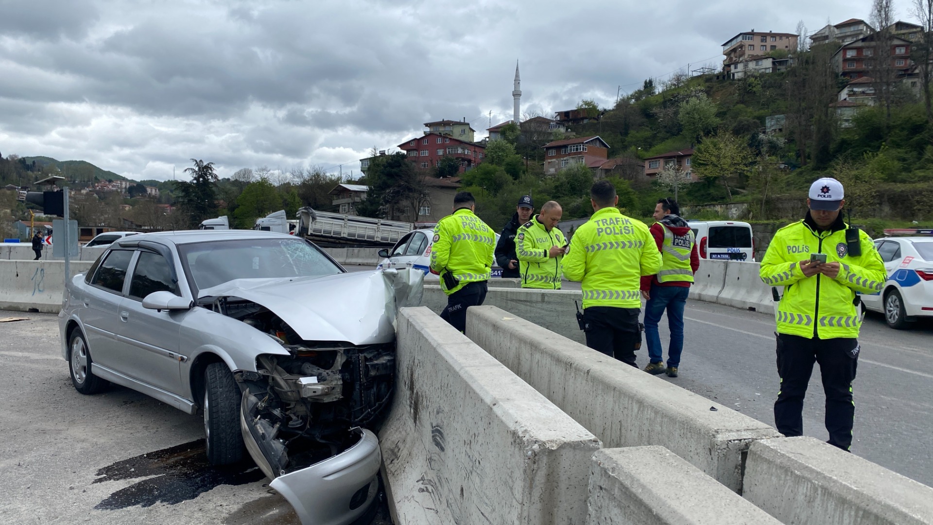 Zonguldak’ta otomobil duvara çarptı: 1 yaralı