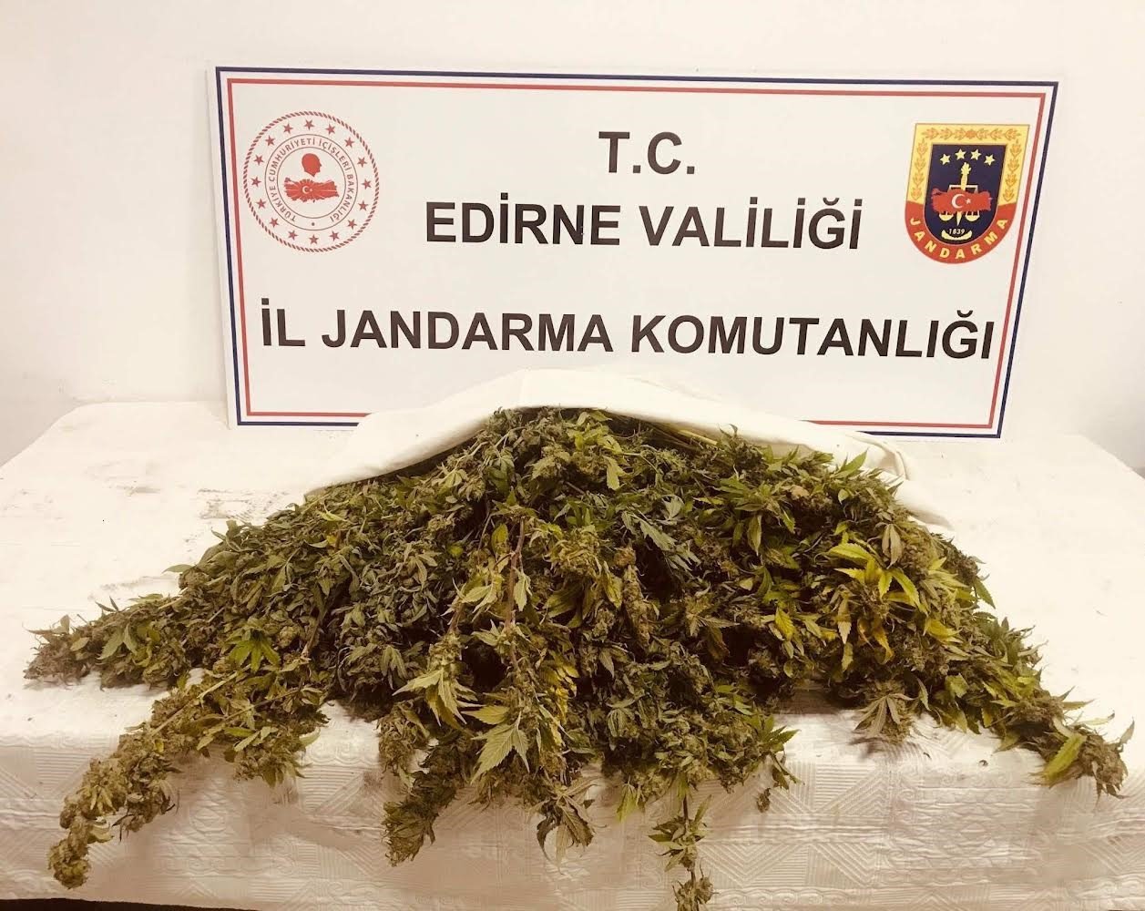 Jandarmadan zehir tacirlerine darbe