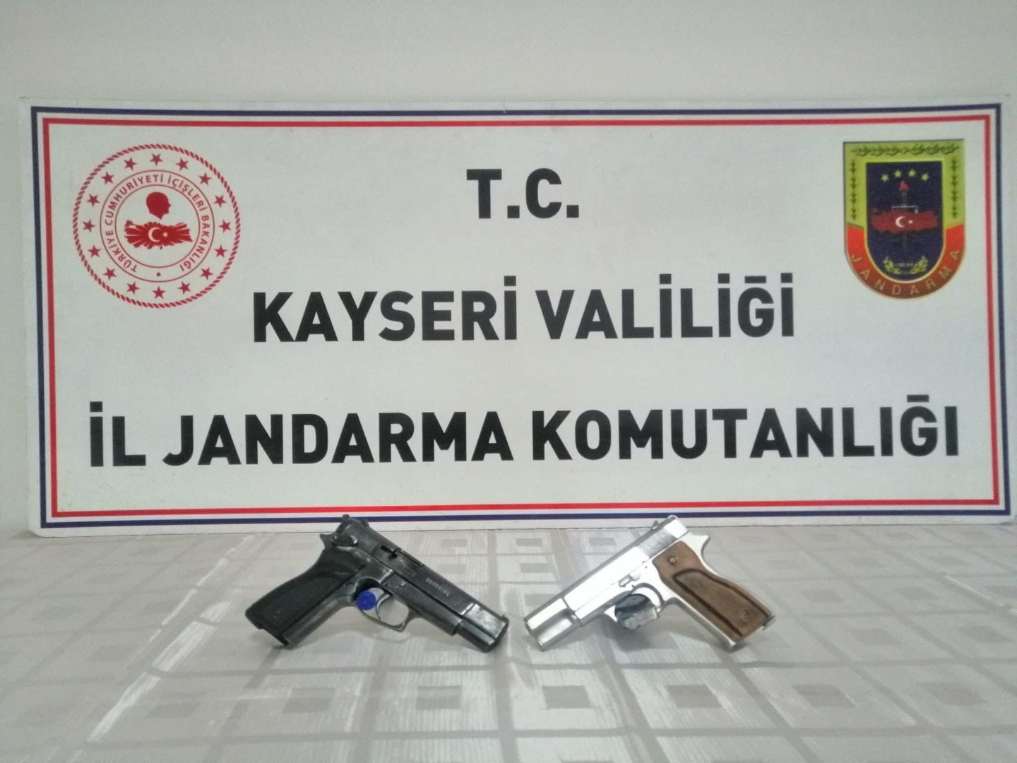 Evinde ruhsatsız tabancalarla yakalandı