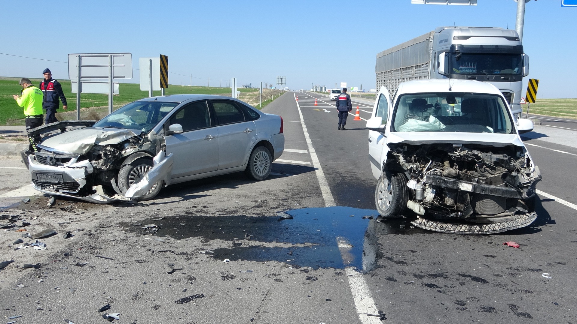 Aksaray’da hafif ticari araçla otomobil çarpıştı: 3 yaralı