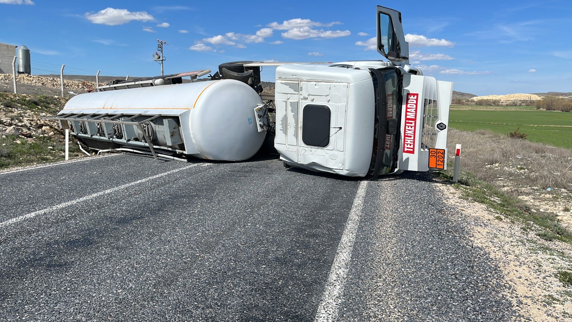 Yan yatan tanker yolu kapattı