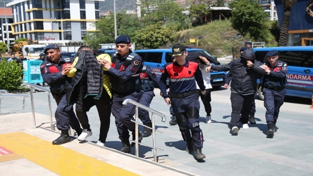 Sığınmacı kaçakçıları gözaltına alındı