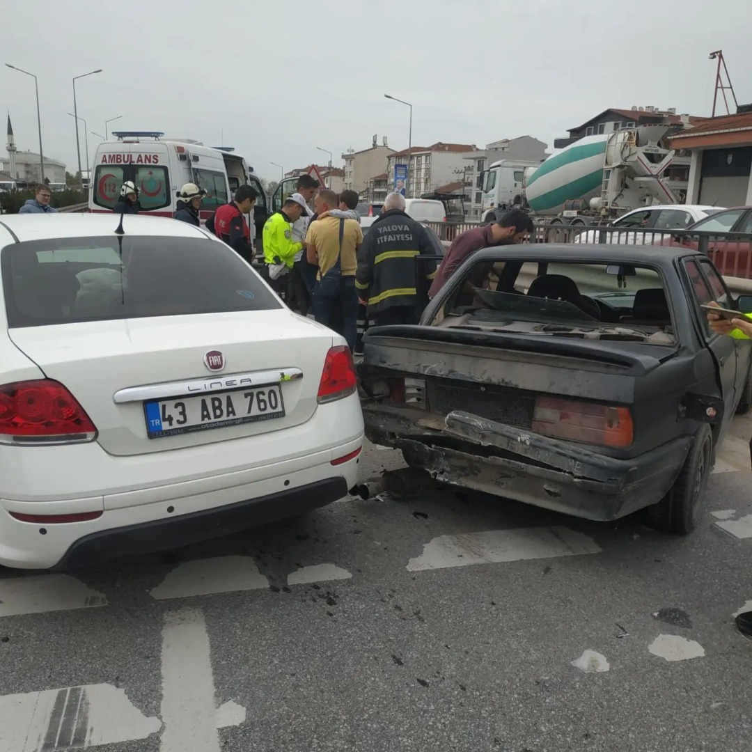 Üç aracın karıştığı zincirleme kazada bir kişi yaralandı