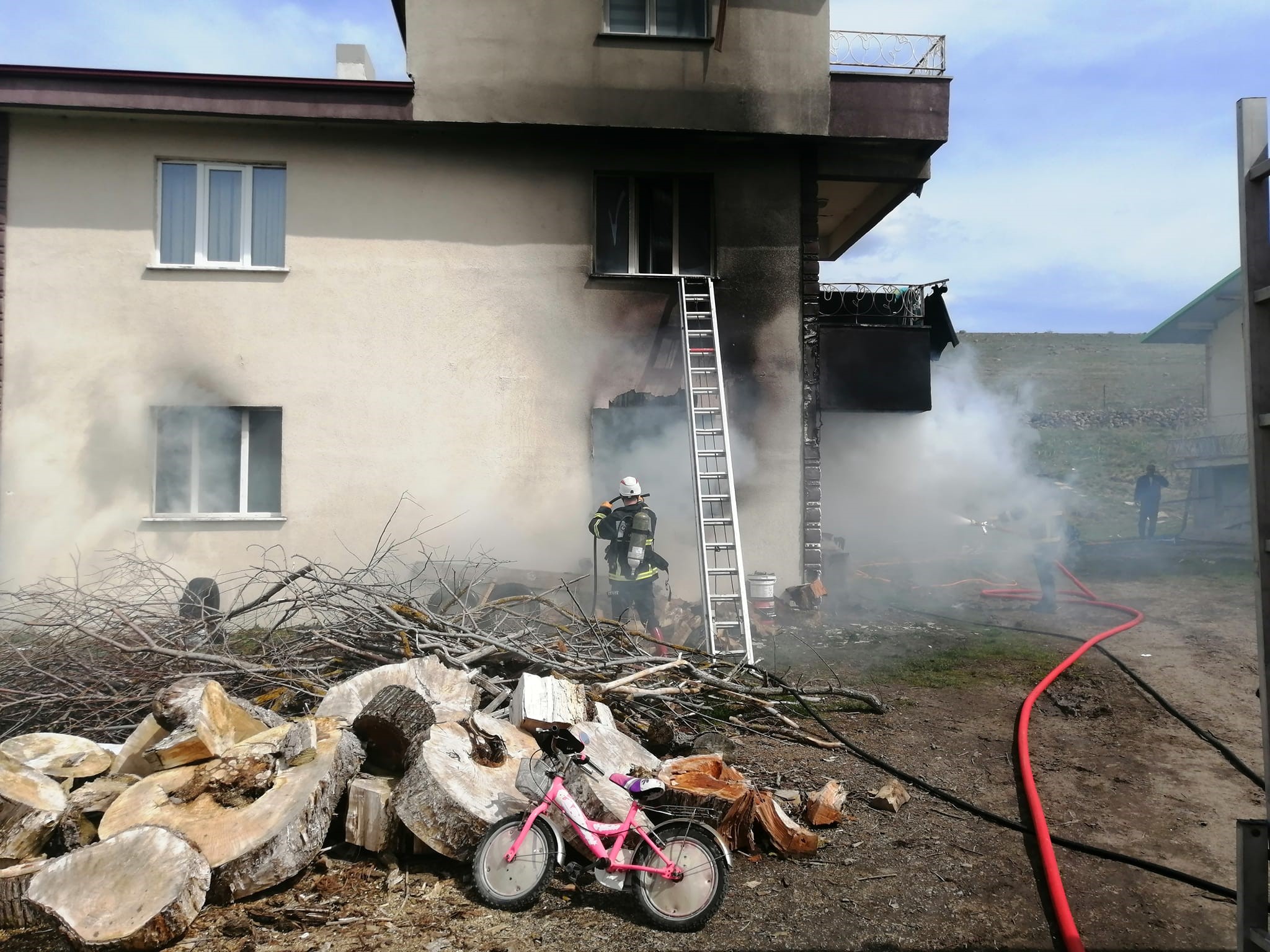 Bolu'da iki katlı evde yangın