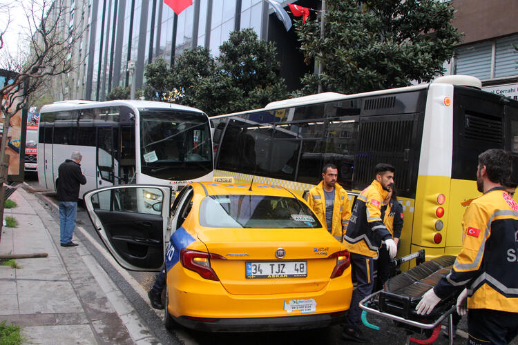 Servis minibüsü önce iki İETT otobüsüne ardından taksiye çarptı