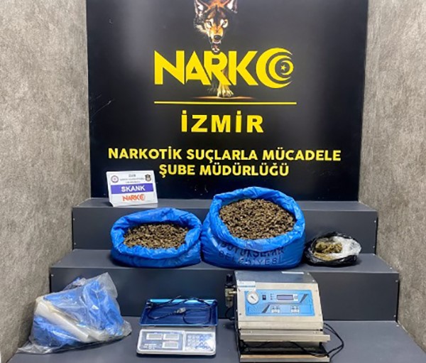 İzmir'de kilolarca uyuşturucu ele geçirildi